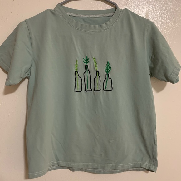 Tops - moss green plant tee!